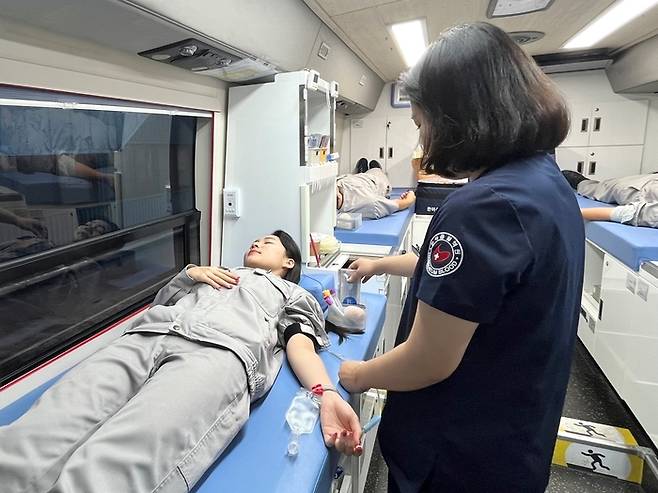 한국타이어가 지난 22일 진행한 ‘2024 하반기 생명나눔 헌혈캠페인’에 참여한 직원이 헌혈을 하고 있다. <한국타이어앤테크놀로지>