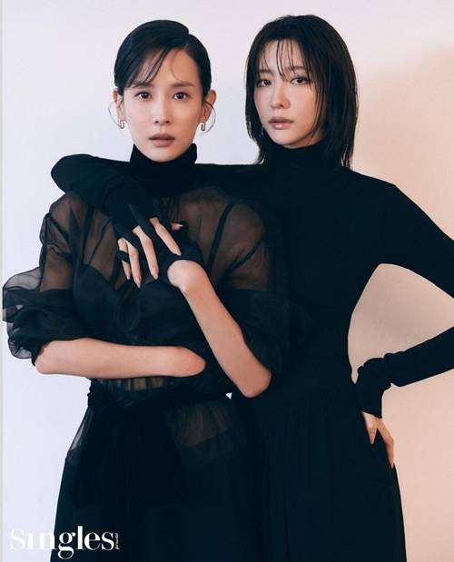 배우 조여정이 후배 박지현과 함께한 화보에서 두 사람의 독보적인 분위기를 뽐냈다.  사진=싱글즈
