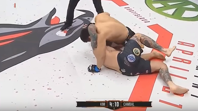 김재영(위)은 2018년 4월 ACB84 5분×3라운드 경기 시작 50초 만에 승기를 잡았다. 사진=Абсолютный Чемпионат Ахмат