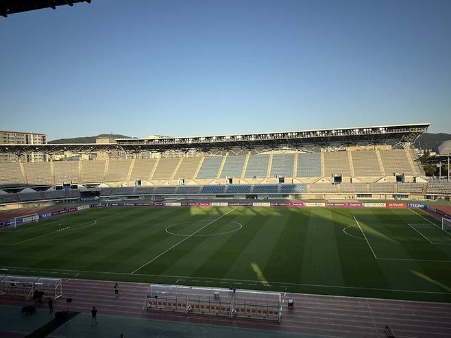 울산HD와 비셀 고베의 2024-25 아시아축구연맹(AFC) 챔피언스리그 엘리트(ACLE) 리그 스테이지 3차전이 열리는 울산종합운동장. 사진=김영훈 기자