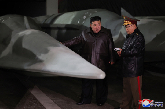 김정은 북한 국무위원장이 전략미사일기지를 시찰하고 발사 관련 시설 요소별 기능과 능력, 전략 미사일 전투직일 근무(당직 근무) 상태 등 나라의 안전과 직결된 전략적 억제력의 가동 준비 태세를 점검했다고 조선중앙통신이 23일 보도했다. 조선중앙통신 연합뉴스