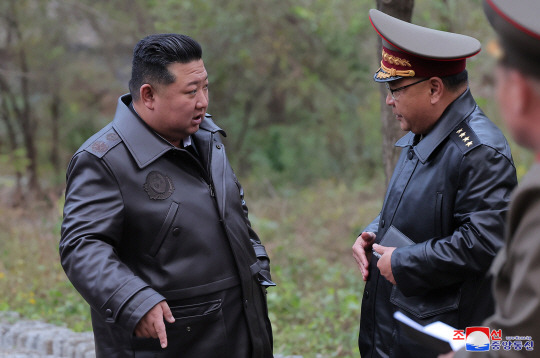 김정은 북한 국무위원장이 전략미사일기지를 시찰하고 발사 관련 시설 요소별 기능과 능력, 전략 미사일 전투직일 근무(당직 근무) 상태 등 나라의 안전과 직결된 전략적 억제력의 가동 준비 태세를 점검했다고 조선중앙통신이 23일 보도했다. 조선중앙통신 연합뉴스