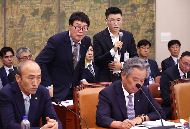 22일 국회에서 열린 문화체육관광위원회 국정감사에서 김택규 대한배드민턴협회장(왼쪽)과 민경국 스포츠에이전시 대표가 안세영 선수와 관련 의원 질의에 답하고 있다. [연합]