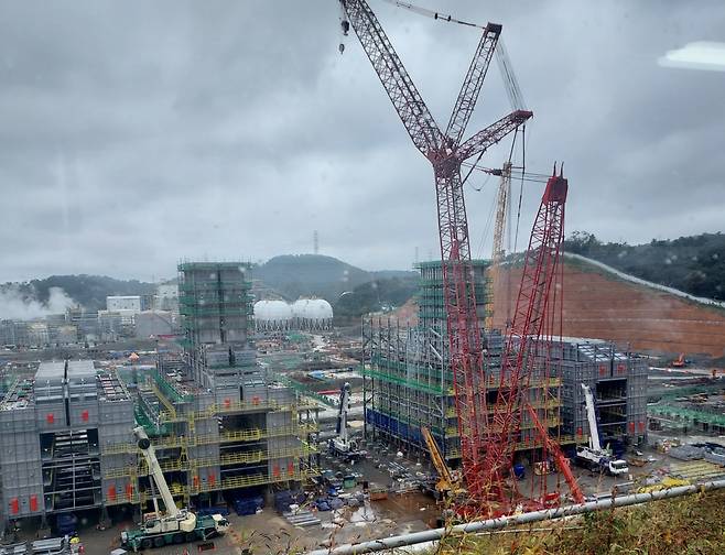 22일 울산시 온산국가산업단지에 위치한 S-OIL 샤힌 프로젝트 건설 현장에서 크래킹 히터가 구축되고 있다. 한영대 기자
