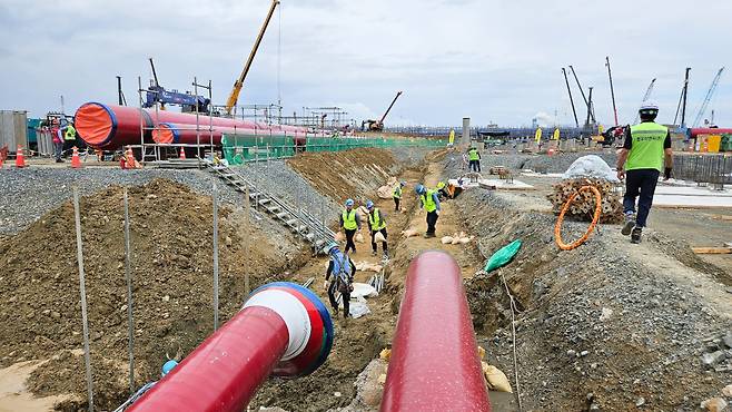 S-OIL 샤힌 프로젝트 건설 현장에서 근로자들이 크래킹 히터를 설치하기 위한 공사를 진행하고 있다. [S-OIL 제공]