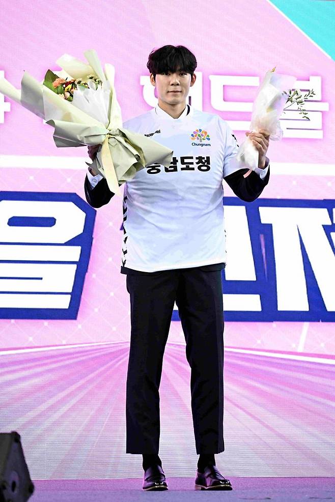 [서울=뉴시스]    Kim Tae-gwan is shouting out his fight after being selected as the first pick in the first round of the men's division in the Shinhan Solpay 2024-2025 Handball H-League Rookie Draft held at the Seoul Olympic Park Handball Stadium on the 23rd. (Photo = Provided by KOHA) 2024.10.23. *Resale and database prohibited