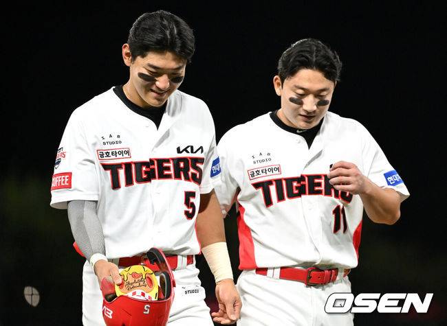 [OSEN=광주, 이대선 기자] KIA 김도영과 윤도현이 더그아웃으로 가며 미소짓고 있다. 2024.09.23 /sunday@osen.co.kr