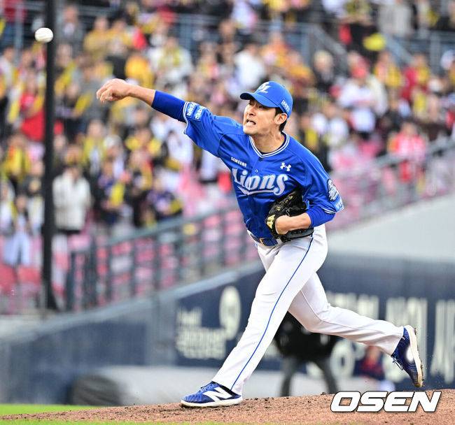 [OSEN=광주, 지형준 기자] 23일 오후 광주-기아 챔피언스필드에서 2024 신한 SOL Bank KBO리그 삼성 라이온즈와 KIA 타이거즈의 한국시리즈(KS·7전4선승제) 1차전 서스펜디드 경기가 열렸다.가을야구&nbsp;사상 첫 서스펜디드 게임으로 일정이 꼬인 2024 KBO 한국시리즈(KS)는 초유의 2박3일 경기에&nbsp;실질적인 더블헤더로 치러진다.&nbsp;이날 1차전 서스펜디드 게임과 2차전이 차례로 펼쳐진다.7회말 삼성 임창민이 역투하고 있다. 2024.10.23 / jpnews@osen.co.kr