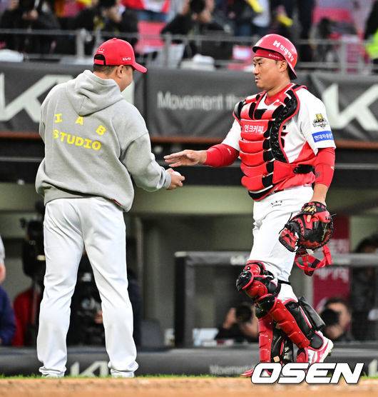 [OSEN=광주, 지형준 기자] ] 2박3일 승부의 승자는 KIA 타이거즈였다.&nbsp;KIA는 23일 광주-기아 챔피언스필드에서 열린 삼성라이온즈와의 2024 프로야구 SOL 한국시리즈 1차전 서스펜디드게임에서 5-1&nbsp;역전승을 거두었다. 6회초 무사 1,2루 위기를 데일리 MVP 전상현이 완벽하게 틀어막고 역전의 물길을 열었다. 7회말 공격에서 상대 폭투 2개로 역전에 성공했고 소크라테스와 김도영이 연속 적시타를 터트렸다. 김태군은 쐐기 1타점 2루타를 작성했다. 시리즈&nbsp;1차전 승자의 우승확률은 72.5%이다.&nbsp;&nbsp;경기를 마치고 KIA 김태군이 이범호 감독에게 승리구를 전달하고 있다. 2024.10.23 / jpnews@osen.co.kr