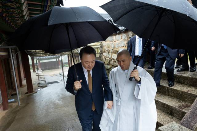 윤석열 대통령이 22일 부산 금정구 범어사를 방문한 뒤 정오스님의 환송을 받고 있다. 대통령실