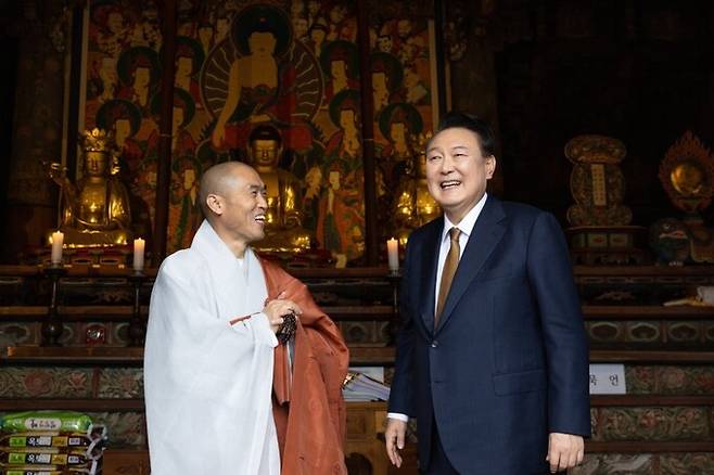 윤석열 대통령이 22일 부산 금정구 범어사에서 대웅전 참배 후 정오스님과 이야기를 나누고 있다. 대통령실