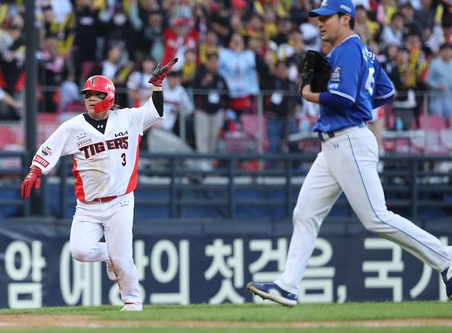 KIA 김선빈이 삼성 임창민 폭투를 틈타 홈으로 쇄도하고 있다. 연합뉴스