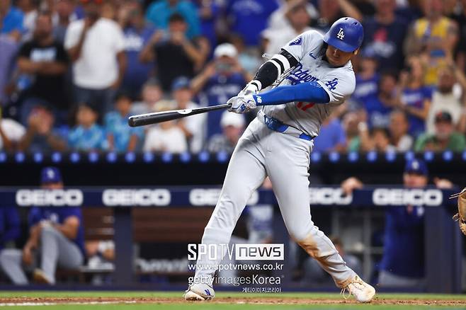 ▲ LA 다저스 오타니 쇼헤이가 지난 9월 20일 미국 플로리다주 마이애미에 위치한 론디포파크에서 열린 마이애미 말린스와의 방문 경기에서 1번 지명타자로 선발 출전해 시즌 50호 홈런을 터뜨리고 있다. 이로써 오타니는 메이저리그 역대 최초 50홈런-50도루 기록을 세우는 기염을 토했다.