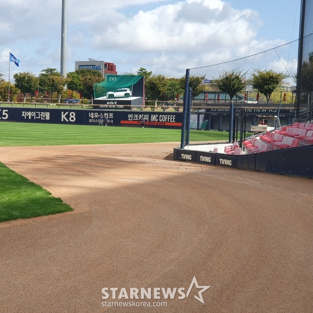 23일 KIA와 삼성의 2024 KBO 한국시리즈 1차전이 열릴 광주-기아챔피언스필드의 1루 파울 라인 밖 그라운드. 오후 12시경 새 흙을 덮고 다지는 작업이 한창 진행 중이다. /사진=김동윤 기자