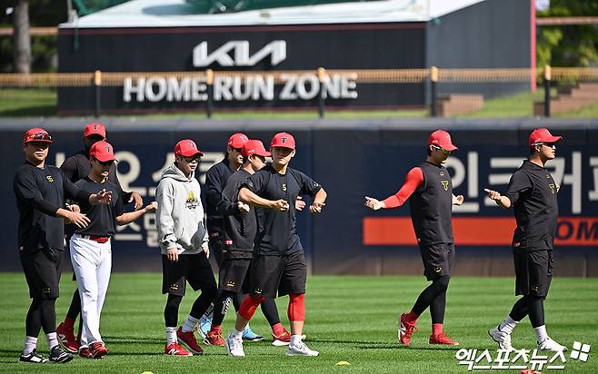 23일 오후 광주기아챔피언스필드에서 열리는 '2024 신한 SOL Bank KBO 한국시리즈' 삼성 라이온즈와 KIA 타이거즈의 1차전 서스펜디드 경기, KIA 선수들이 웜업을 하고 있다. 광주, 김한준 기자