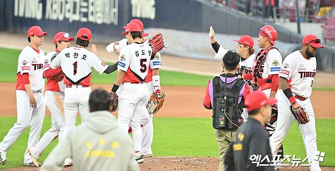 23일 오후 광주기아챔피언스필드에서 열린 '2024 신한 SOL Bank KBO 한국시리즈' 삼성 라이온즈와 KIA 타이거즈의 1차전 서스펜디드 경기, KIA가 삼성에 5:1 역전승을 거두며 한국시리즈 첫 승을 거뒀다. 이날 경기에서 승리한 KIA 선수들이 기뻐하고 있다. KIA는 이날 1차전 6~8회에 5점을 뽑아내며 5-1 역전승을 거뒀다. 이어 2차전에서 8-3 완승을 거두고 하루에 2승을 챙겼다. 역대 한국시리즈 1~2차전 연승팀 우승확률은 90%다. 광주, 김한준 기자