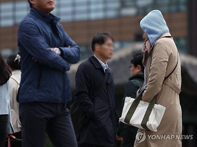 '바람이 차갑다' (서울=연합뉴스) 류영석 기자 = 전국적으로 쌀쌀한 날씨를 보이는 21일 오전 서울 광화문광장에서 시민들이 외투를 입은 채 걸어가고 있다. 2024.10.21 ondol@yna.co.kr