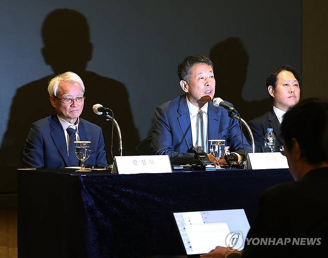 MBK파트너스, 고려아연 공개매수 관련 기자간담회 (서울=연합뉴스) 이지은 기자 = 김광일 MBK파트너스 부회장(가운데)이 19일 오전 서울 중구 롯데호텔에서 열린 MBK파트너스 고려아연 공개매수 관련 기자간담회에서 취재진의 질문에 답하고 있다. 왼쪽은 강성두 영풍 사장, 오른쪽은 이성훈 베이커매킨지코리아 변호사. 2024.9.19 jieunlee@yna.co.kr