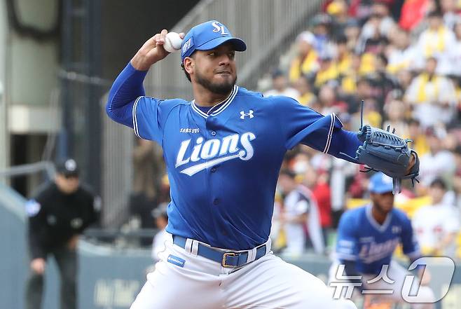 19일 오후 서울 송파구 잠실야구장에서 열린 프로야구 '2024 신한 SOL 뱅크 KBO 포스트시즌' 플레이오프 4차전 삼성 라이온즈와 LG 트윈스의 경기에서 삼성 레예스가 역투하고 있다. 2024.10.19/뉴스1 ⓒ News1 임세영 기자