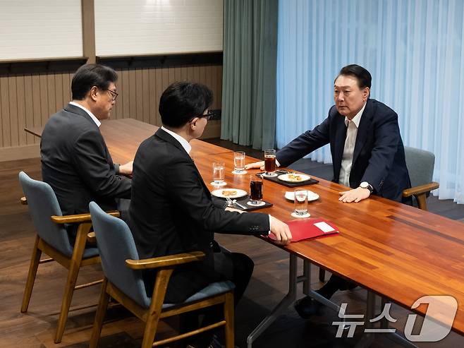 윤석열 대통령이 21일 서울 용산 대통령실 파인그라스에서 한동훈 국민의힘 대표와 면담을 하고 있다. (대통령실 제공) 2024.10.21/뉴스1 ⓒ News1 송원영 기자