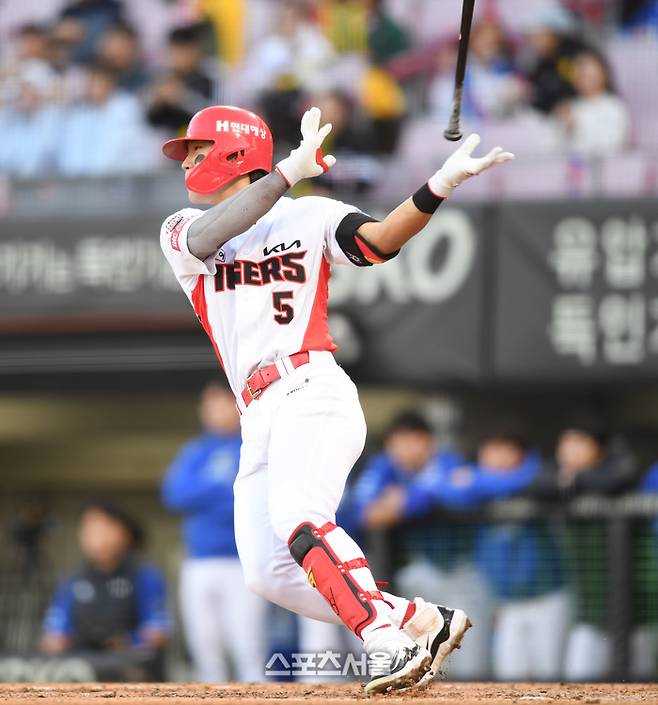 KIA 김도영이 23일 광주-기아 챔피언스 필드에서 열린 삼성과 2024 KBO 한국시리즈 1차전 7회말 2사2루 1타점 좌전안타를 치고 있다. 광주 | 최승섭기자 thunder@sportsseoul.com