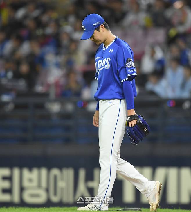 삼성 선발투수 황동재가 23일 광주-기아 챔피언스 필드에서 열린 KIA와 2024 KBO 한국시리즈 2차전 1회말 1사1,3루 상대 김선빈에 1타점 2루타를 허용한 후 허탈해하고 있다다. 광주 | 최승섭기자 thunder@sportsseoul.com