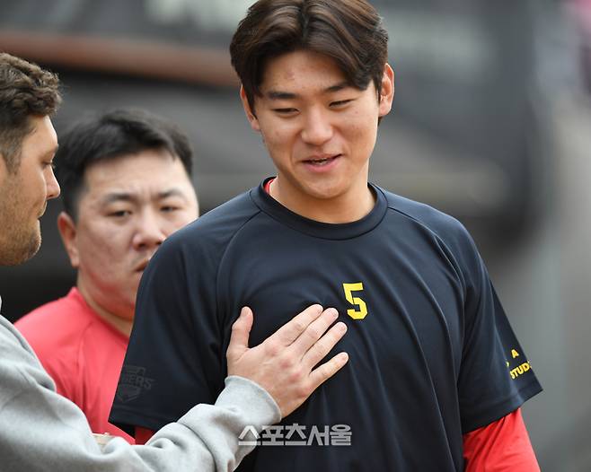 KIA 네일이 21일 광주기아챔피언스필드에서 열리는 삼성과 2024 KBO 한국시리즈 1차전에 앞서 김도영과 이야기를 나누고 있다. 광주 | 최승섭기자 thunder@sportsseoul.com