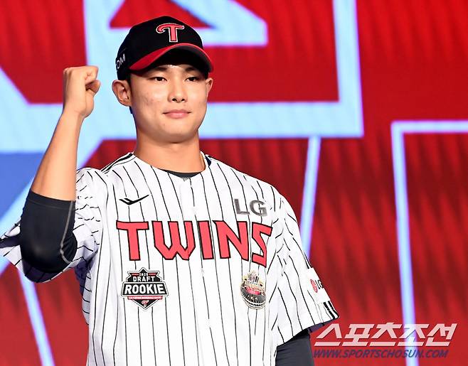 11일 롯데호텔 월드 서울에서 열린 2025 KBO 드래프트, 전체 10순위로 LG 트윈스에 지명된 서울고 김영우가 포즈를 취하고 있다. 잠실=허상욱 기자 wook@sportschosun.com/2024.09.11/