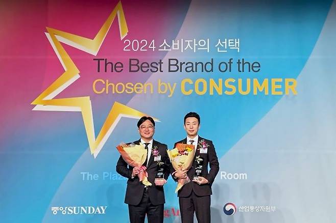 23일 더 플라자 호텔에서 열린 ‘2024 소비자의 선택’ 시상식에서 교원 웰스의 이경호 파트장(왼쪽)과 박성민 매니저(오른쪽)가 기념촬영하고 있다. (사진=교원)