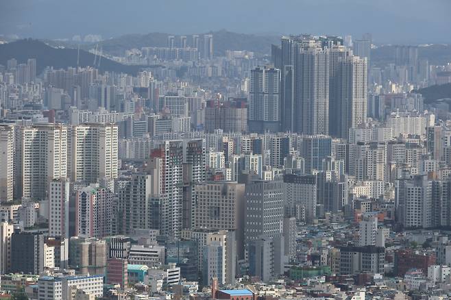 서울 남산에서 바라본 시내 아파트 단지. /연합뉴스