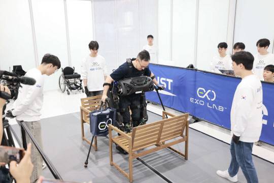 김승환 연구원이 24일 웨어러블 로봇 '워크온슈트 F1'을 입고 의자에 혼자 앉았다 일어나는 모습을 시연하고 있다. KAIST 제공