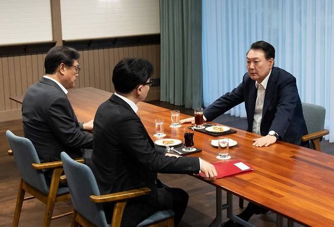 윤석열 대통령이 지난 21일 서울 용산 대통령실 파인그라스에서 한동훈 국민의힘 대표와 면담하고 있다. 맨 왼쪽은 정진석 대통령 비서실장 ⓒ대통령실