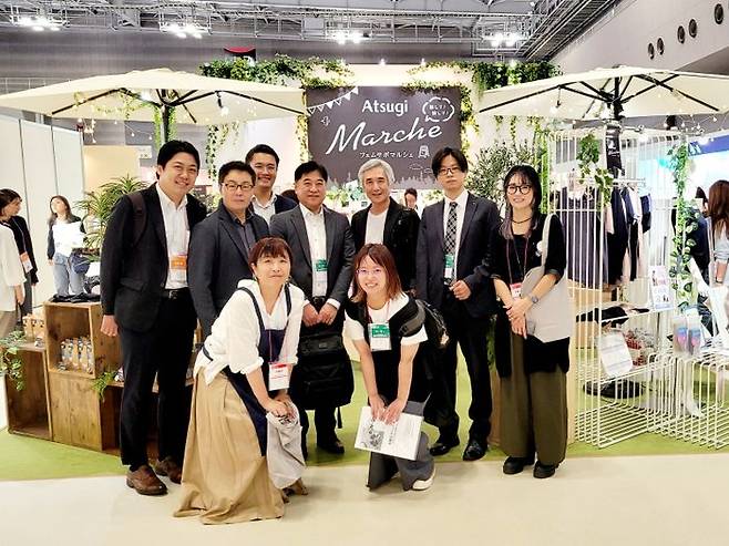 손영섭 비비안 대표(두번째 줄 왼쪽 세번째)가 최근 일본에서 열린 ‘펨테크 도쿄’에 참가해 관계자들과 기념촬영을 하고 있다.ⓒ비비안