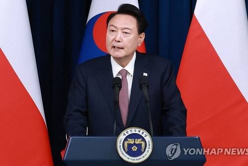 윤석열 대통령이 24일 서울 용산 대통령실에서 안제이 두다 폴란드 대통령과 한·폴란드 공동언론발표에서 취재진의 질문에 답하고 있다. [연합뉴스]