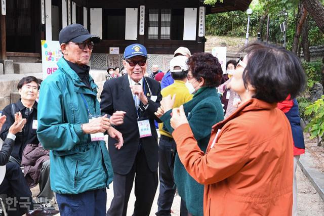 23일 서울 종로구 운현궁에서 열린 시니어판 '나는 솔로' 종로 굿라이프 챌린지에 참가한 어르신들이 레크리에이션을 즐기고 있다. 류기찬 인턴기자