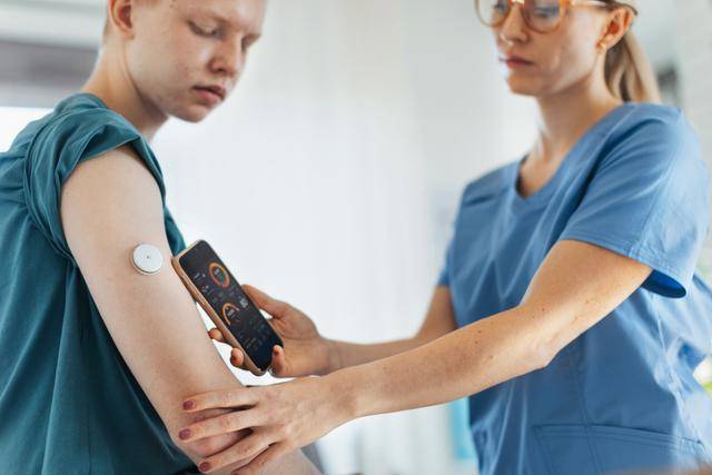 당뇨환자가 팔에 연속혈당측정기(CGM)를 부착하고 혈당을 측정하는 모습. 게티이미지뱅크