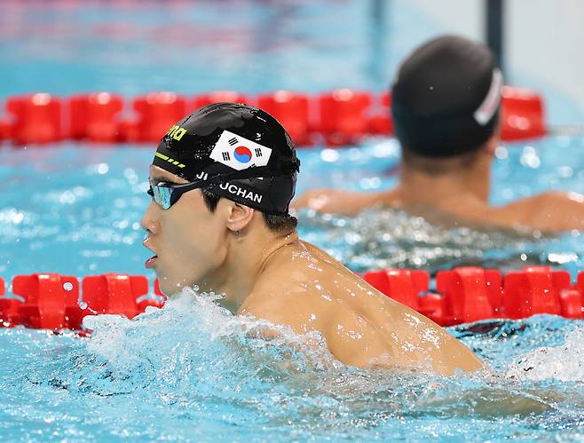 <yonhap photo-3817=""> 파리라데팡스에서 첫 훈련하는 지유찬 (파리=연합뉴스) 김도훈 기자 = 2024 파리올림픽 수영 대표팀 지유찬이 23일(현지시간) 프랑스 파리라데팡스 수영장에서 훈련을 하고 있다. 2024.7.23 superdoo82@yna.co.kr/2024-07-23 18:38:17/ <저작권자 ⓒ 1980-2024 ㈜연합뉴스. 무단 전재 재배포 금지, AI 학습 및 활용 금지></yonhap>