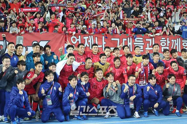 홍명보 감독이 이끄는 한국 축구대표팀이 15일 오후 용인미르스타디움에서 2026 북중미 월드컵 아시아지역 3차예선 이라크와 경기를 펼쳤다. 대표팀이 3-2 승리했다. 경기종료후 선수들이 팬들과 함께 사진을 찍고있다. 용인=정시종 기자 capa@edaily.co.kr /2024.10.15.