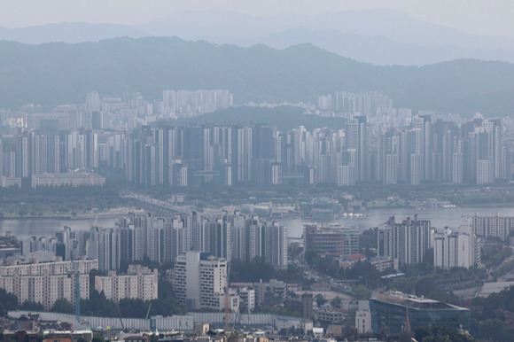 서울 남산공원에서 바라본 서울 시내 아파트 단지 모습. [사진=뉴시스]