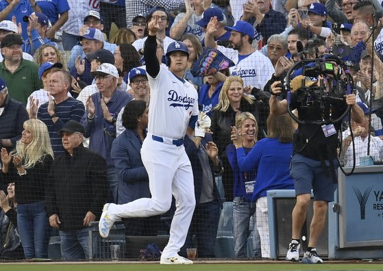 오타니는 올해 MLB 역사상 최초로 50홈런-50 도루를 달성했다. 데뷔 첫 월드시리즈에서 저지의 양키스와 맞붙는다. [UPI=연합뉴스]