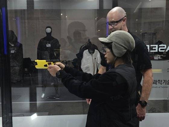 23일 오전 국제치안산업대전을 찾은 원주경찰서 소속 신예지 경장이 신형 테이저건을 체험 사격하고 있다. 이영근 기자