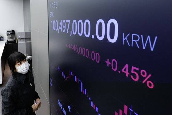 비트코인이 1억원대를 재돌파했던 지난 3월 서울 강남구 업비트 라운지. 뉴스1