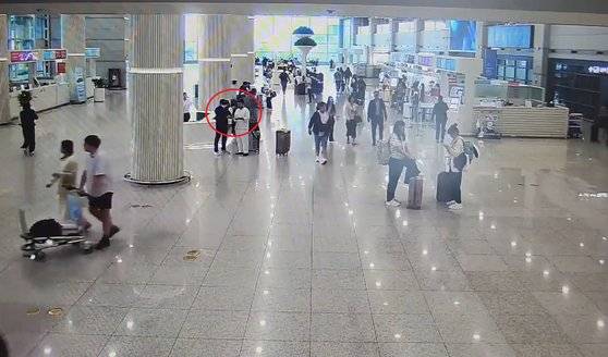 불법 입국한 파키스탄인들은 인천공항에서 국내 허위위조책에게 수수료 3000달러를 건냈다. A씨 일당은 5만4000달러를 벌어들인 것으로 조사됐다. 사진 서울경찰청