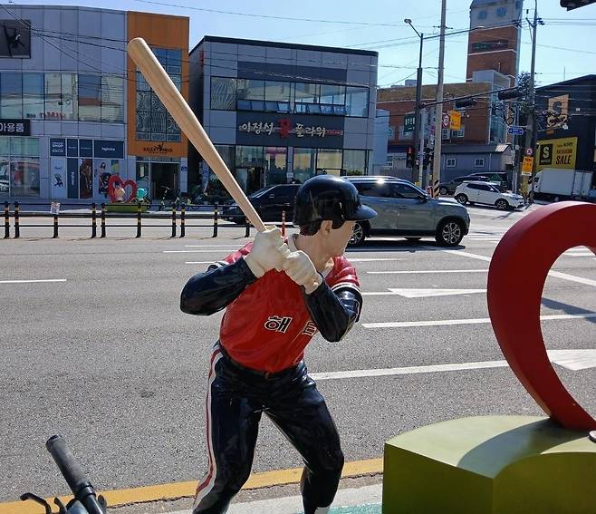 광주 북구 패션의거리 설치된 김성한 조형물. 훼손 전 모습. 사진 광주 북구