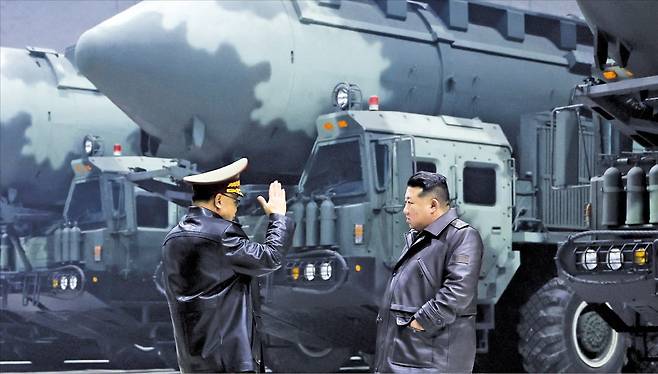 김정은 북한 국무위원장이 최근 전략미사일기지를 시찰했다고 조선중앙통신이 23일 보도했다. 사진 속 무기는 고체연료 ICBM ‘화성-18형’. /조선중앙통신·연합뉴스