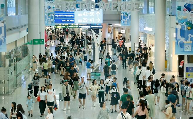 인천국제공항 1터미널이 해외여행을 떠나는 여행객들로 북적이고 있다. 사진=뉴스1