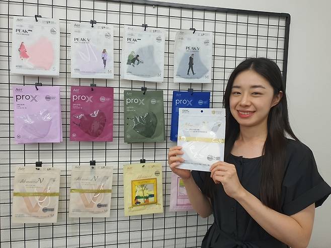 씨앤투스 직원이 주력 브랜드 아에르 마스크를 들어보이고 있다. 윤현주 기자