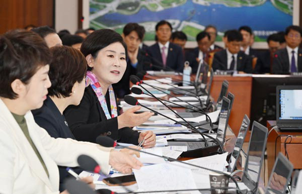 국민의힘 김희정(부산 연제) 의원이 24일 국회 국토교통위원회에서 열린 국토교통부 등의 종합 국정감사에서 발언하고 있다. 김 의원은 이날 국토교통부와 HUG로부터 전세사기 피해자 구제를 위한 약관 개정 등을 보고받았다고 밝혔다.  김정록 기자