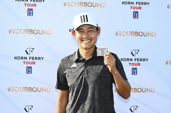 Kaito Onishi poses with his Tour card during the final round of the Korn Ferry Tour Championship presented by United Leasing & Finance at French Lick Golf Resort on Oct. 6 in French Lick, Indiana. [GETTY IMAGES]