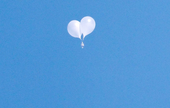 Trash-carrying balloons sent by North Korea. [YONHAP]